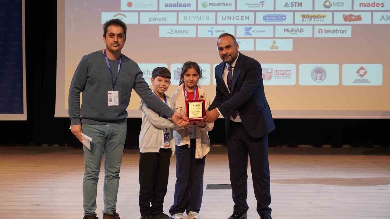 Geleceğin bilim insanları BARÜ'nün 8. Uluslararası Ar-Ge Proje Pazarı'nda projelerini sergiledi