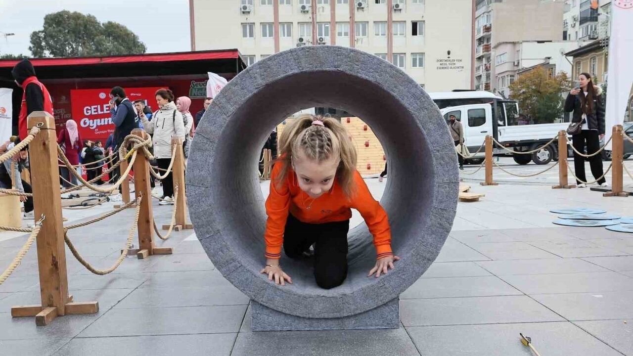 Geleneksel Oyunlar Tırı Manisa'da: Yaklaşık 3 Bin Öğrenciyle Geleneksel Oyun Deneyimi