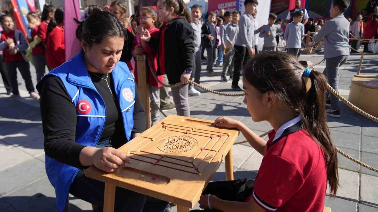 Geleneksel Oyunlar Tırı Niğde'de: Çocuklara Geleneksel Oyun ve Fidan Dağıtımı
