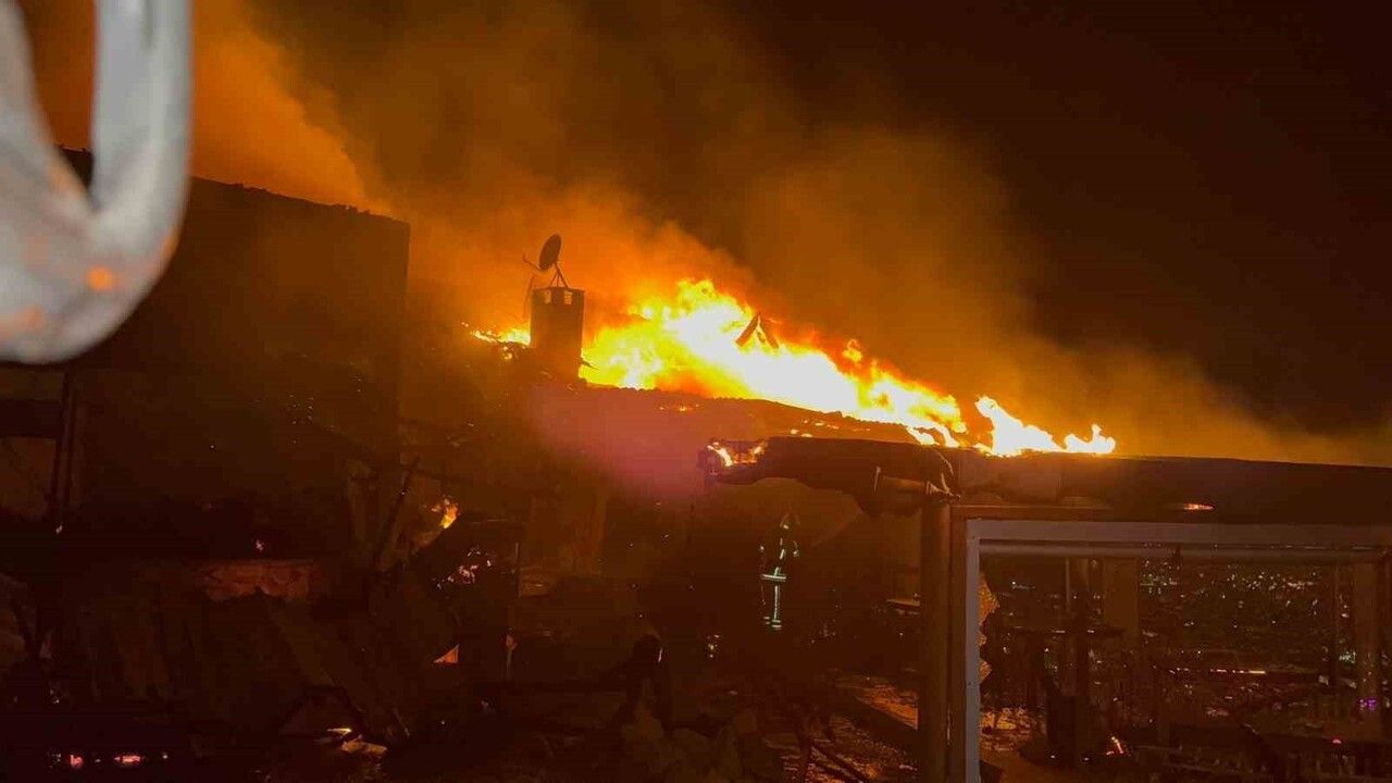 Gemlik'te Kayalar Kafe'de çıkan yangın işletmeyi kullanılamaz hale getirdi