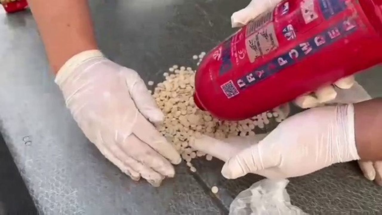 Gemlik'te yapılan kontrolde 5 bin 526 adet captagon ele geçirildi; 2 zanlı adliyeye sevk edildi