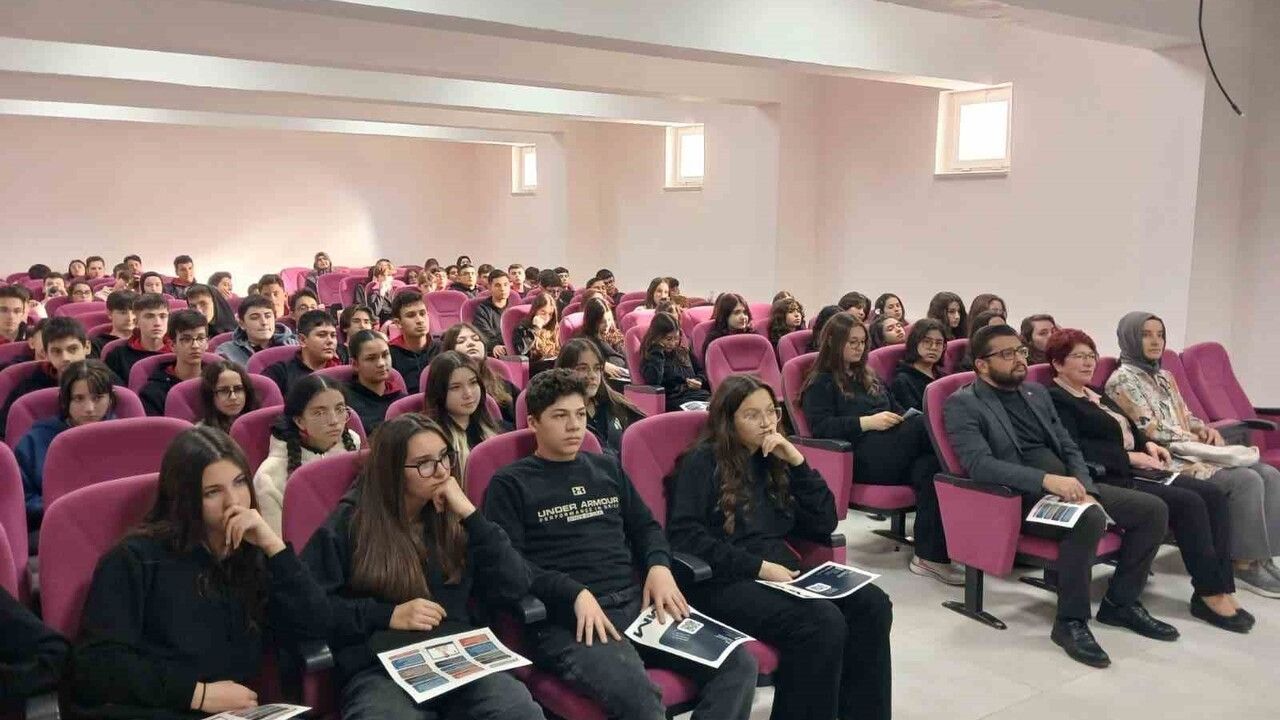 Gençler Dijital Okuryazarlık ve Dezenformasyonla Mücadele Eğitimiyle Bilinçleniyor