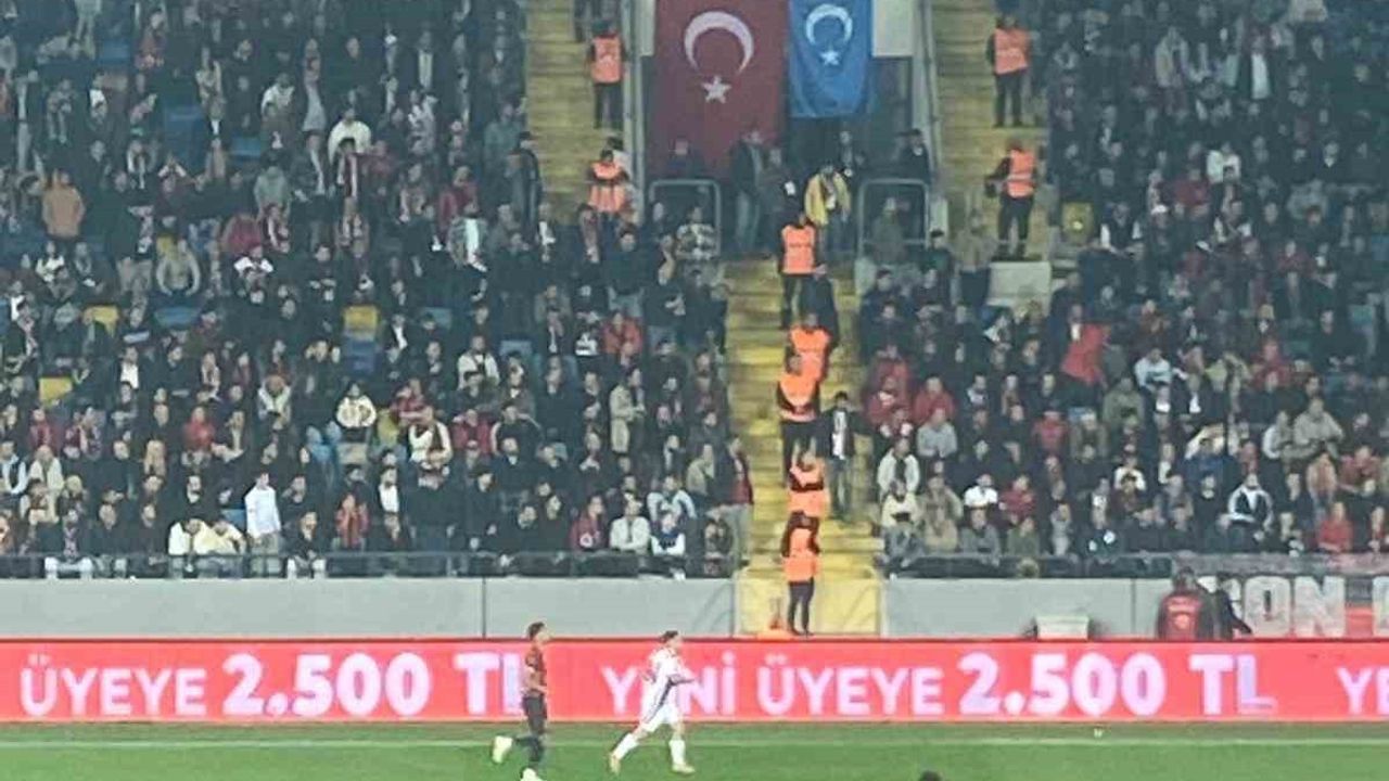 Gençlerbirliği taraftarları maraton tribününe Doğu Türkistan bayrağı astı