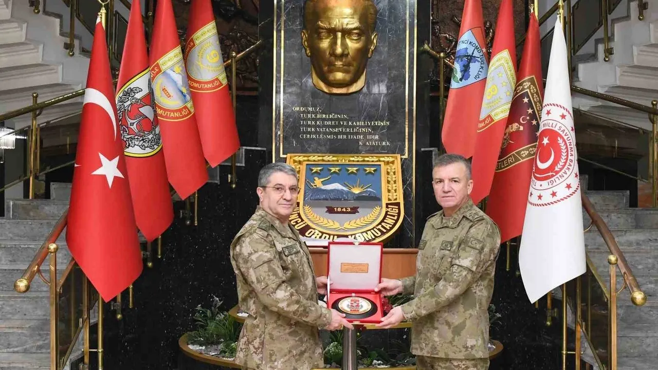 Genelkurmay Başkanı Bayraktaroğlu, Erzincan'da 3’üncü Ordu Komutanlığında incelemelerde bulundu