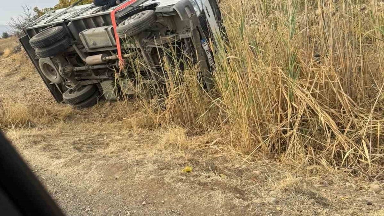 Gercüş’te kayan kamyonet devrildi: 5 kişi yara almadan kurtuldu