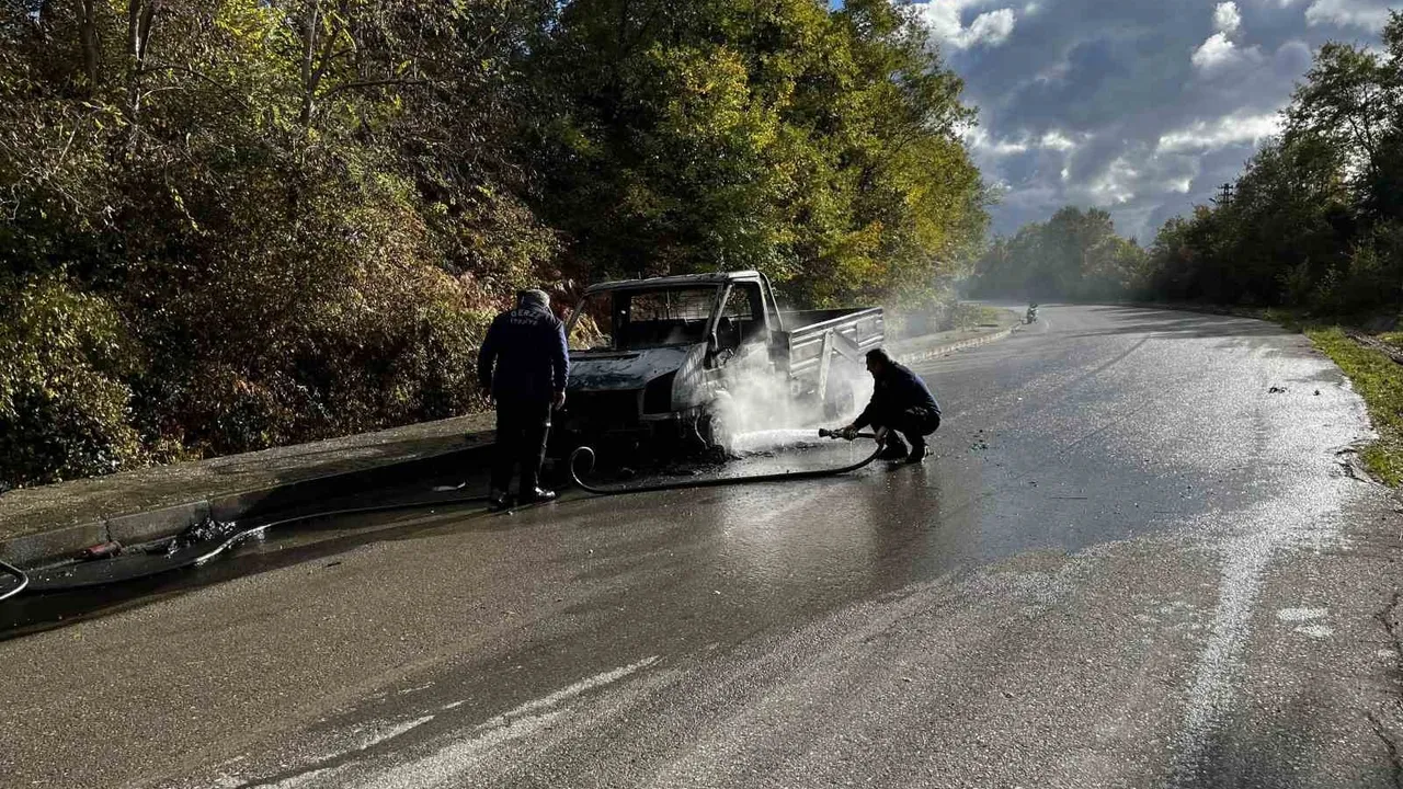 Gerze'de seyir halindeki kamyonet elektriksel arıza sonucu yandı