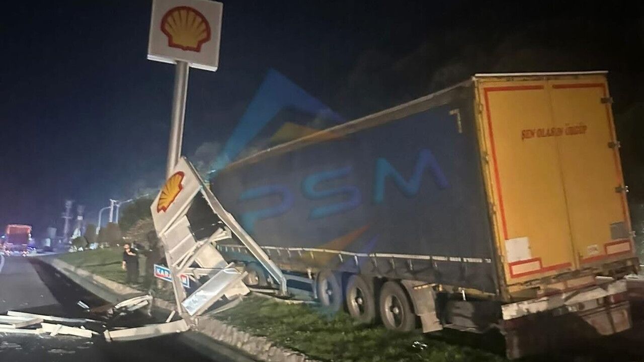 Geyve'de kontrolden çıkan tır yön tabelasına çarpıp akaryakıt istasyonuna girdi