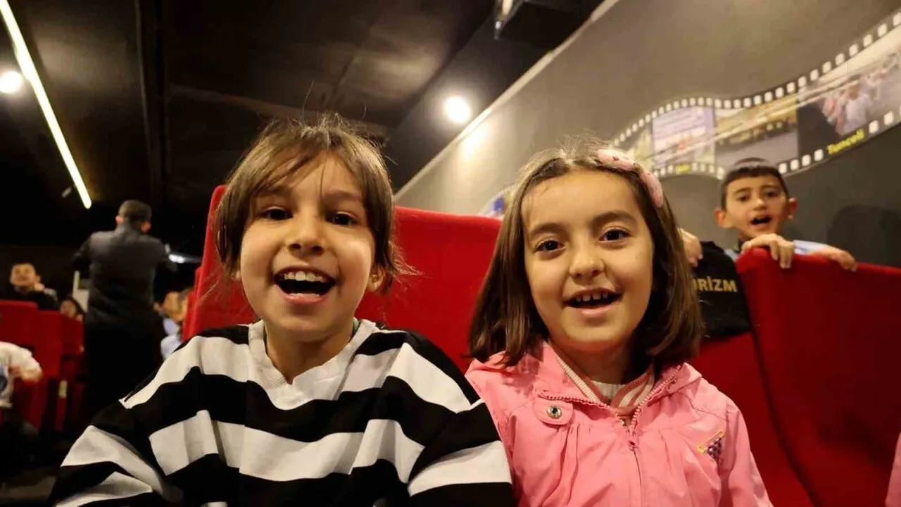 Gezen Sinema Tırı Sivas'ın 9 ilçesinde çocuklarla buluştu