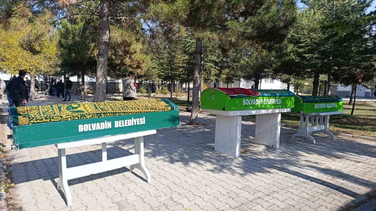 Gıda zehirlenmesi sonucu ölen anne ve iki çocuğunun cenazesi Afyonkarahisar'a getirildi