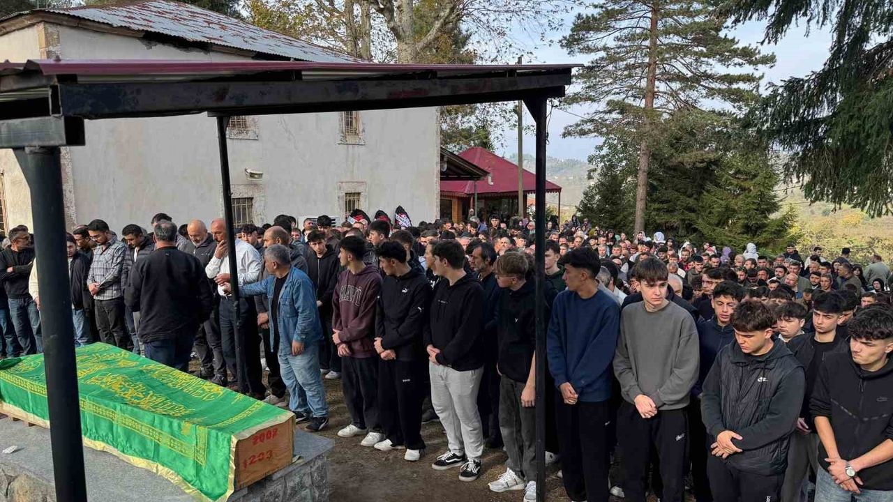 Giresun'da 17 yaşındaki futbolcu Samet Şahin toprağa verildi