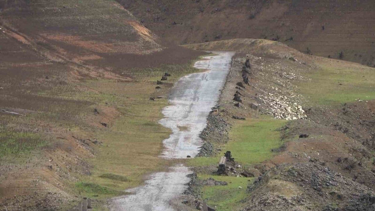 Gökçe Barajı’nda su çekilince tarihi Çınarlı Hıyaban kalıntıları gün yüzüne çıktı