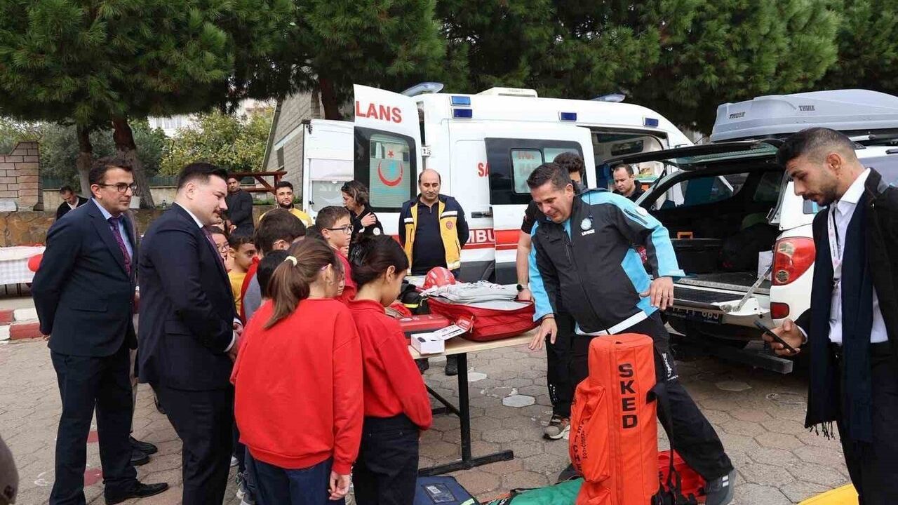 Gökçeada'da 'Sağlıklı Çocuk, Sağlıklı Gelecek' programı kapsamında çocuklara sağlık ve afet eğitimi