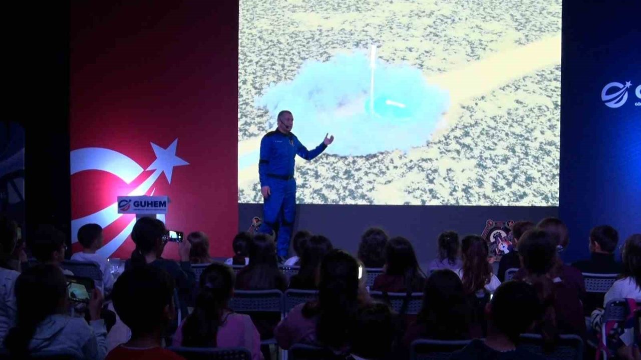 Gökhan Erdem, uzaya götürdüğü Bursaspor bayrağını GUHEM’e teslim etti