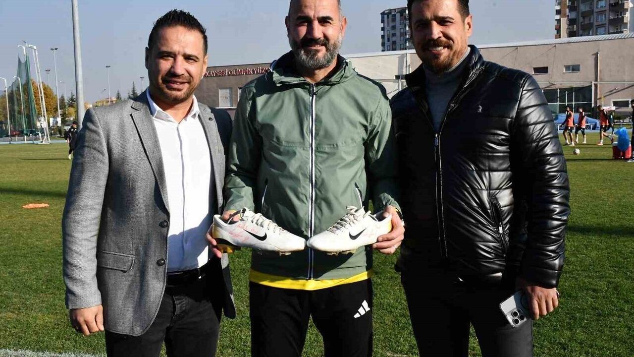 Gökhan Ünal antrenmanda sürprizle karşılaştı: 2005-2006 sezonunda giydiği ayakkabıyı görünce duygulandı