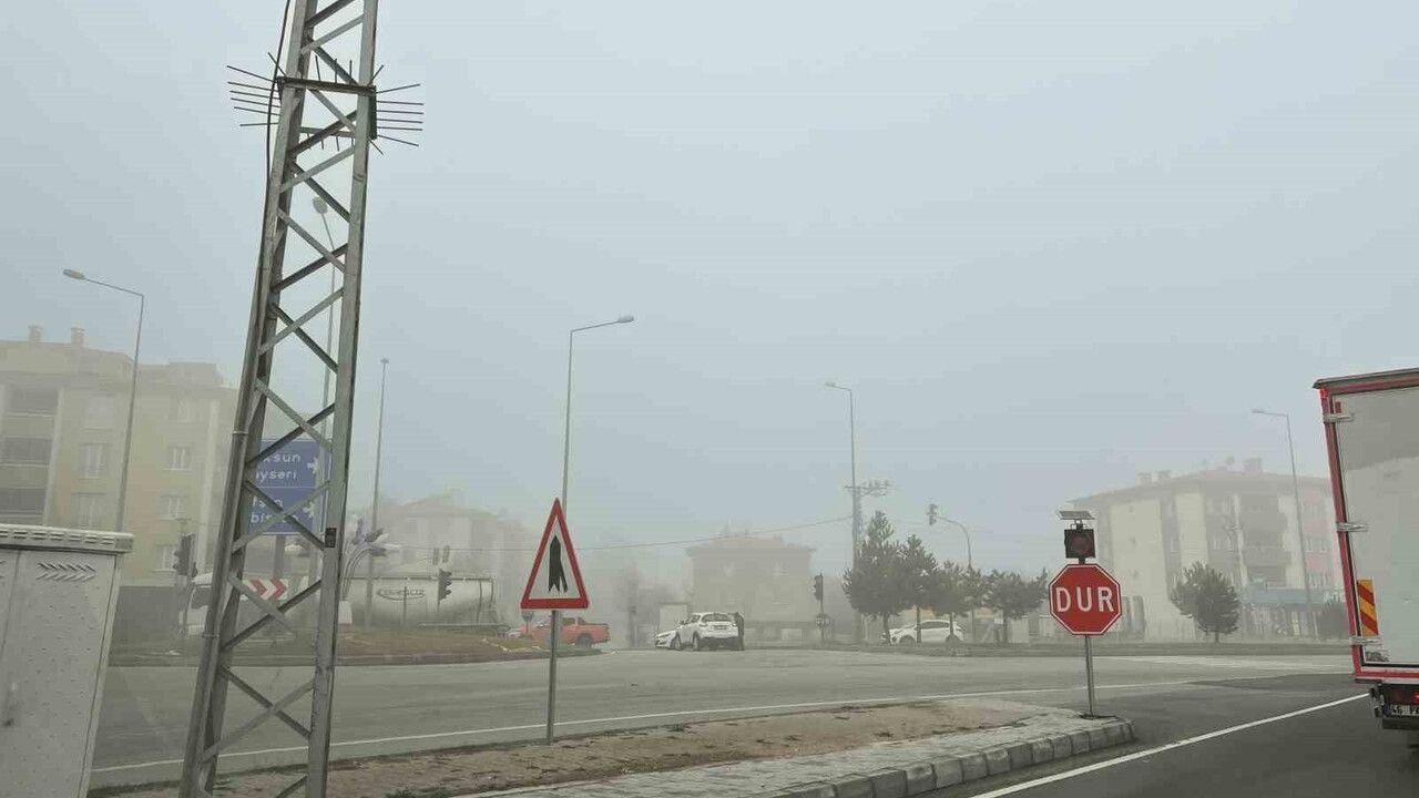Göksun'da sis etkili oldu: görüş 20 metreye kadar düştü