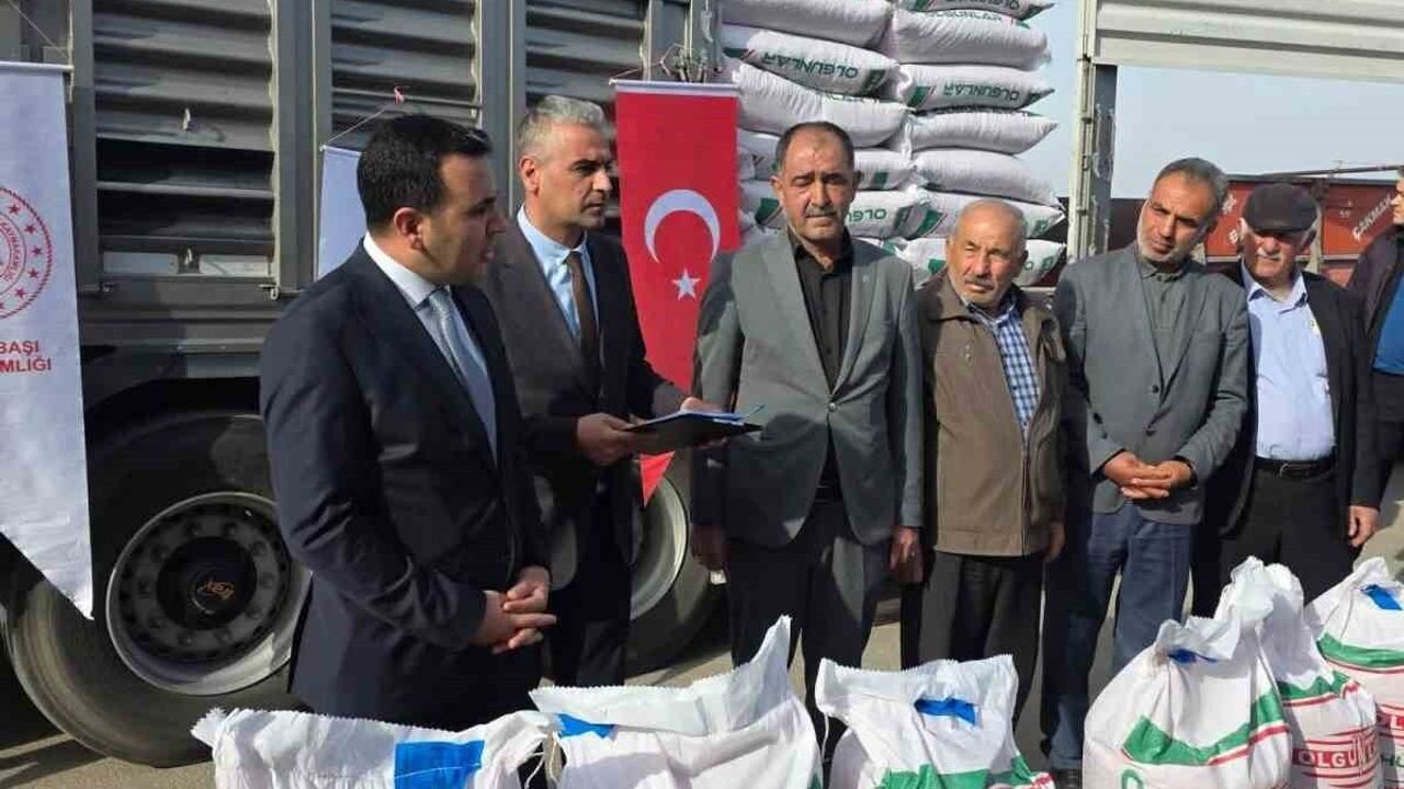 Gölbaşı'nda çiftçilere 50 ton Göksu nohut tohumu dağıtıldı