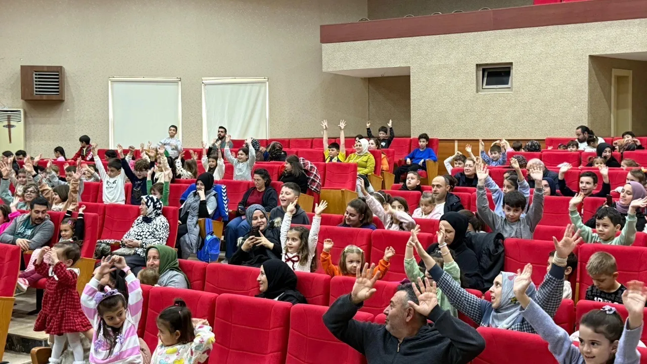 Gölcük'te 'Miyav Karnavalı' tiyatrosu ara tatilde öğrencilere ücretsiz sunuldu