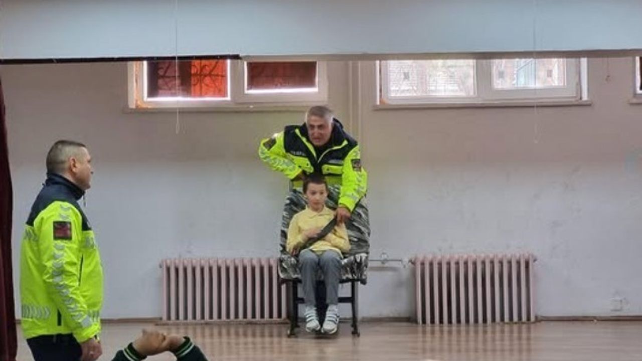 Gölpazarı'nda ilköğretim öğrencilerine trafik ve emniyet kemeri eğitimi