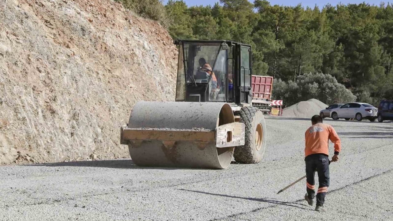 Gülnar’da 5 mahalleyi birbirine bağlayan grup yolunda 6 kilometrelik genişletme ve asfaltlama tamamlandı