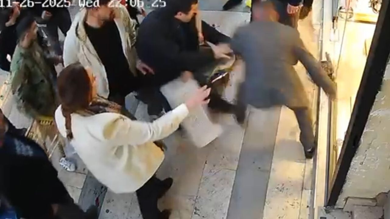 Gümüşhane'de boşanma aşamasındaki kadına bıçaklı saldırı: Esnaf meyve kasalarıyla müdahale etti