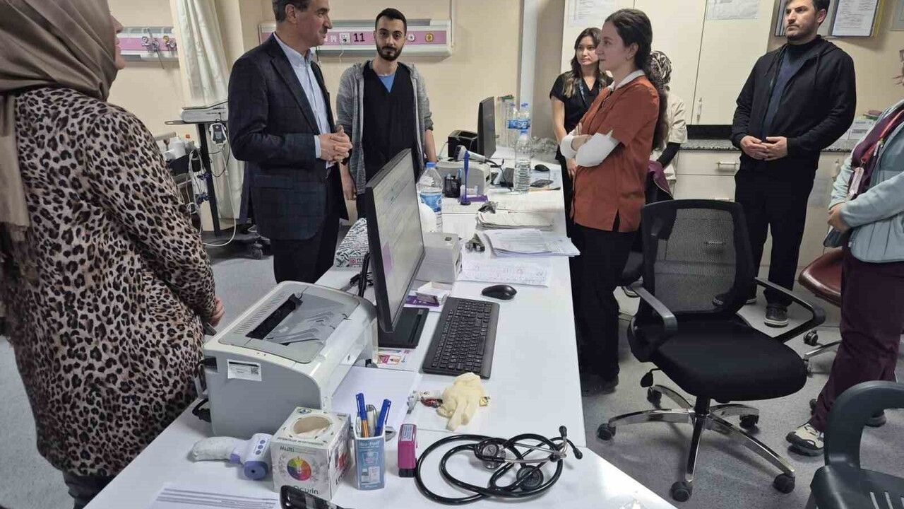 Gümüşhane Valisi Aydın Baruş, Kelkit'te gıda zehirlenmesi şüphesiyle hastaneye kaldırılan öğrencileri ziyaret etti