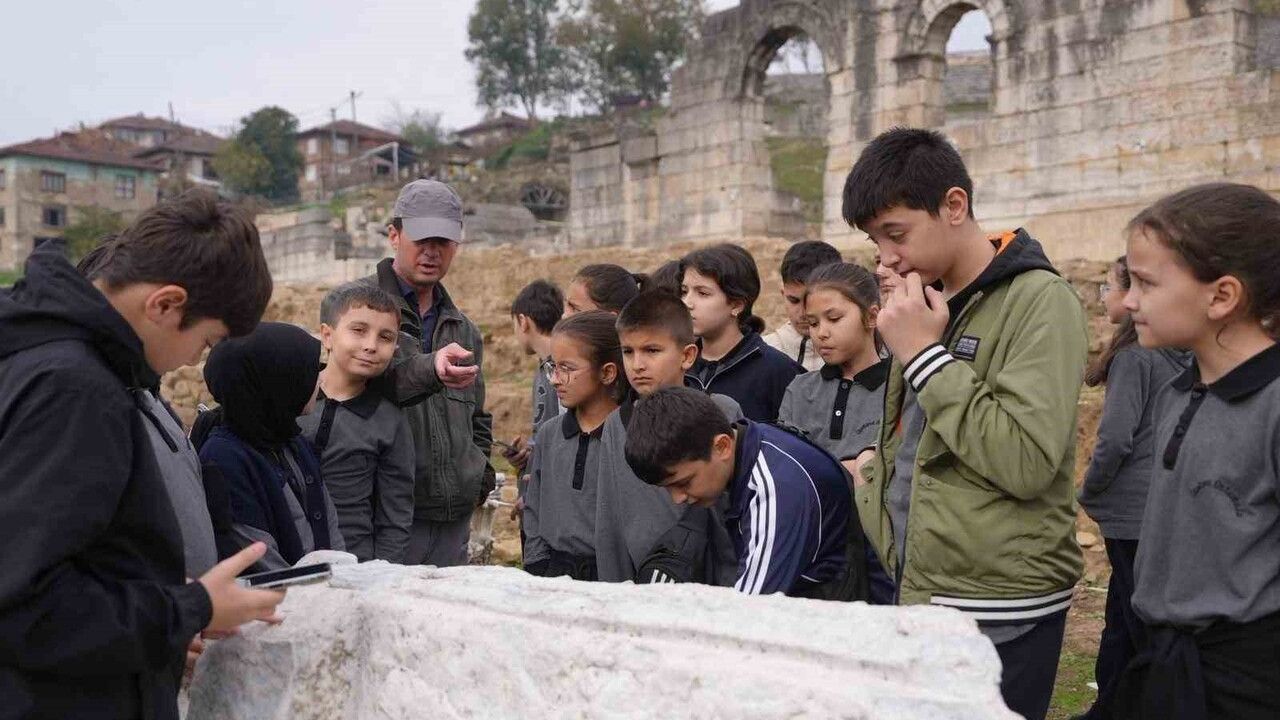 Gümüşova Ortaokulu Öğrencileri Konuralp Antik Tiyatroyu İnceledi