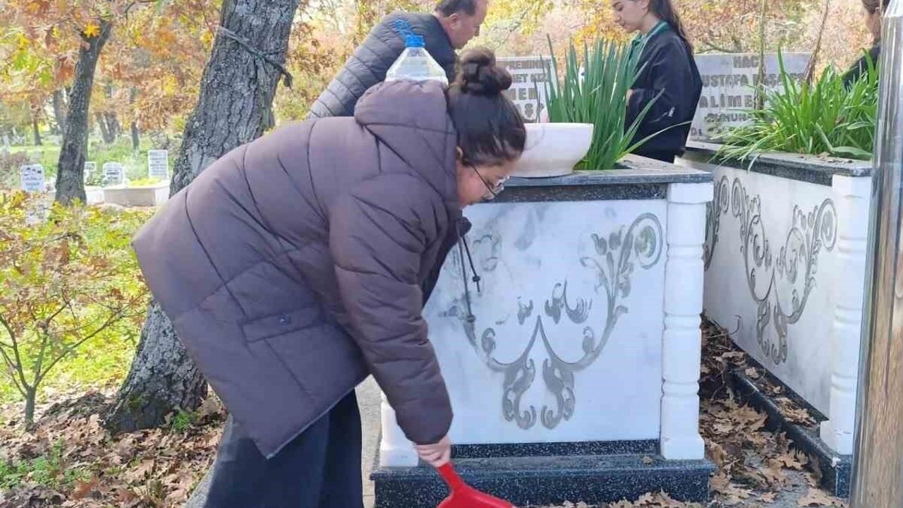 Güneşli Anadolu Lisesi Öğrencileri 24 Kasım'da Şehit Öğretmenlerini Mezarında Andı