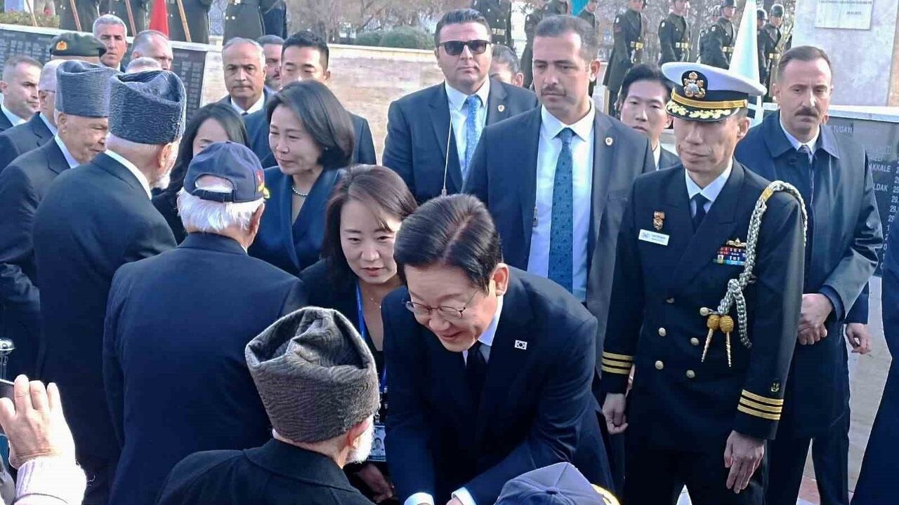 Güney Kore Cumhurbaşkanı Lee Jae Myung, Ankara'daki 'Kore'de Savaşan Türkler Anıtı'nda Kore Gazileriyle Buluştu