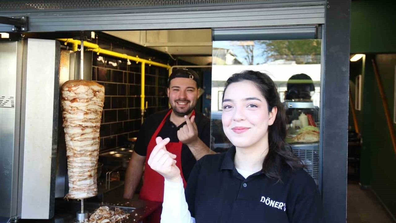 Güney Kore'de öğrendikleri döneri Eskişehir'e taşıdılar: Melih Kurt ve Zeynep Avcı kendi dükkanını açtı