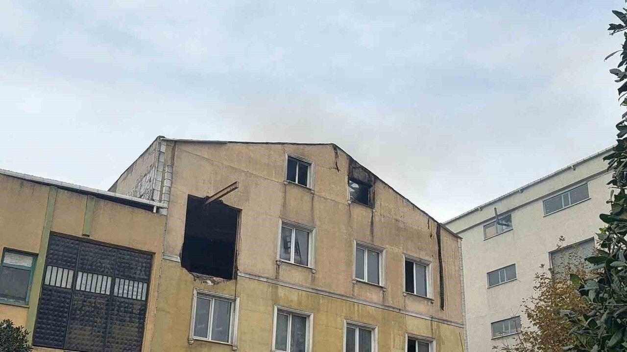 Güngören'de 3 katlı tekstil fabrikasının deposunda yangın: Çatı alev aldı, itfaiye söndürdü