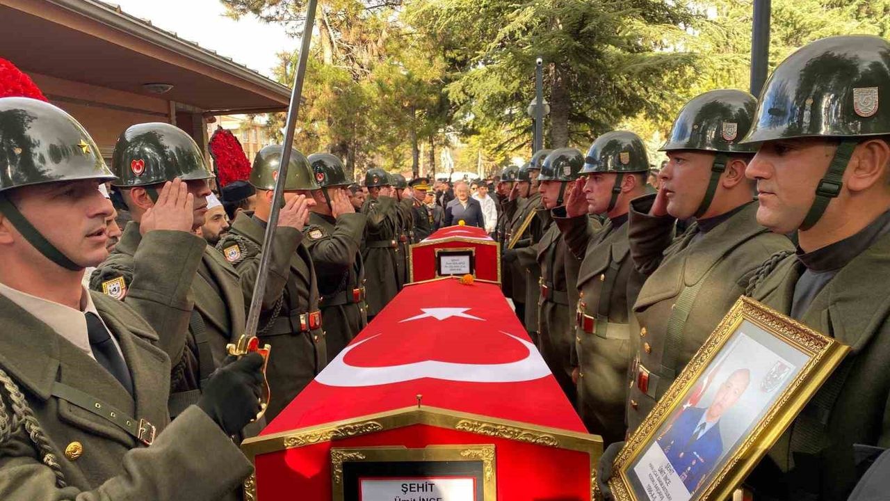 Gürcistan'da düşen C-130 kargo uçağında şehit olan İnce ve Dolapcı Cebeci Askeri Şehitliği'ne defnedildi