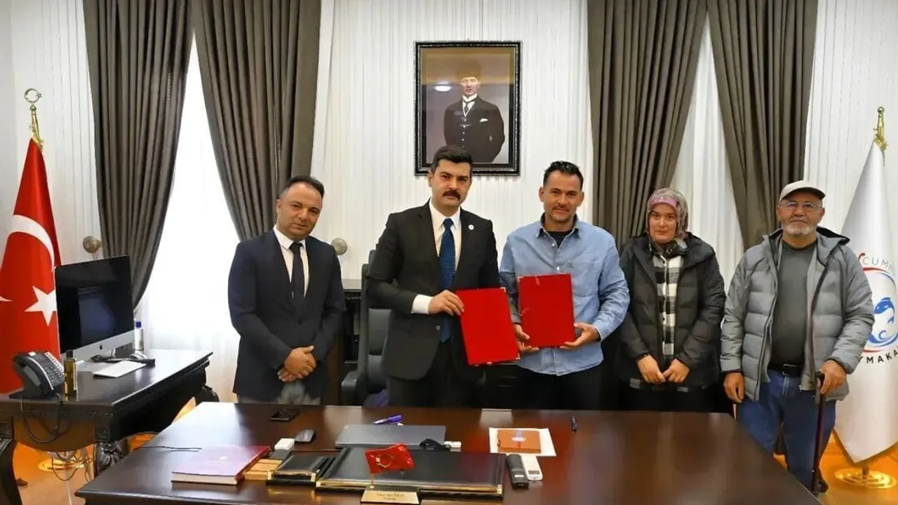 Gürün’de İki Apartman Dairesi Öğrenciler İçin Burs Geliri Olarak Bağışlandı