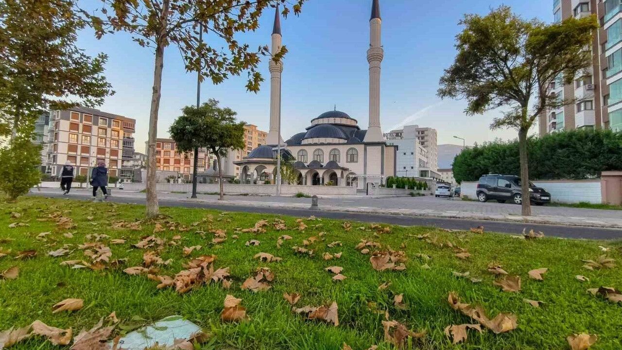 Güzelyurt Mahallesi'nde sonbahar parkları kartpostal gibi süslendi