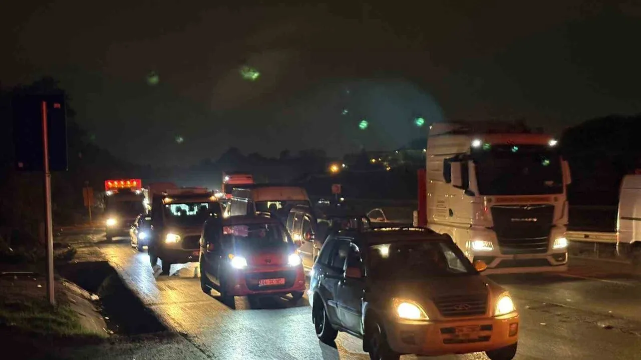 Habipler-Arnavutköy yolunda İSKİ'nin 7. kez yaptığı kazı ulaşımı aksattı