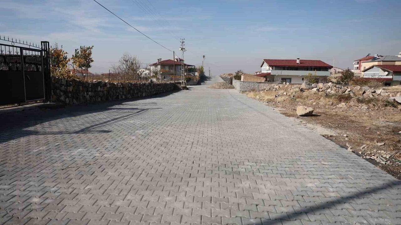 Hacılar Belediyesi, Karpuzsekisi'ni kışa hazırlıyor: 40.000 metrekarelik kilitli parke çalışması