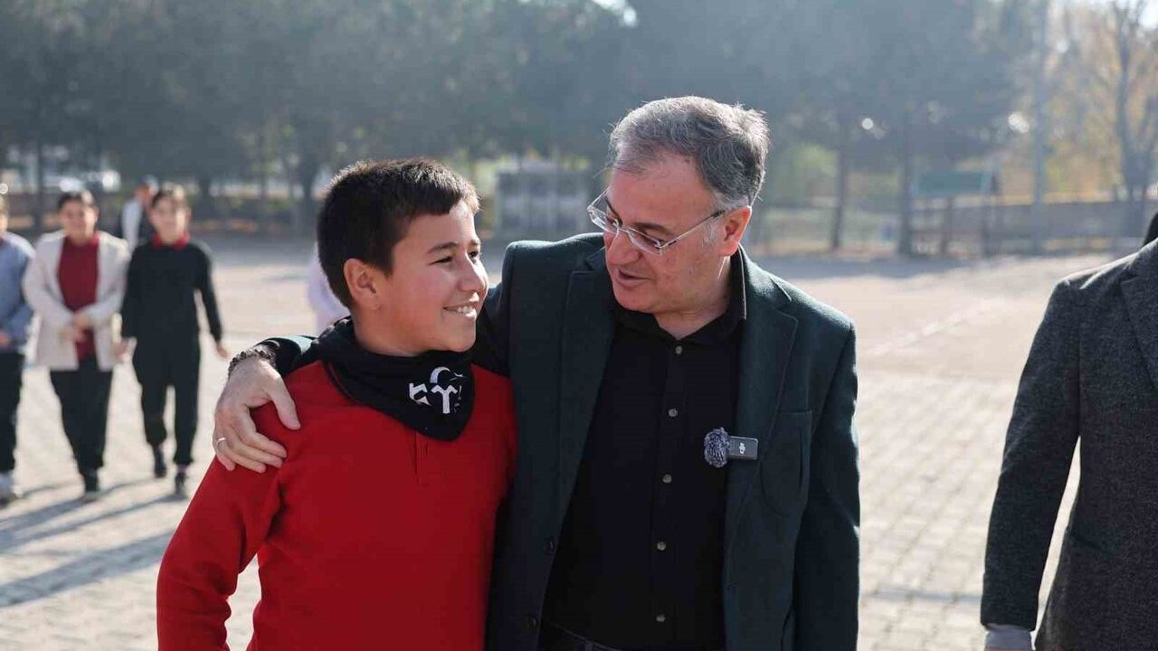 Hacılar'da öğrencilerle ağaç dikimi: Başkan Özdoğan taleplere talimat verdi