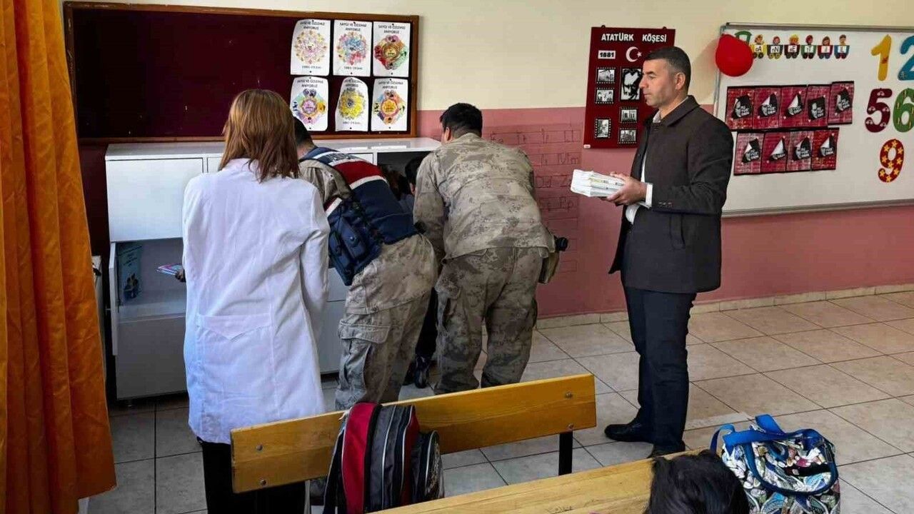 Hakkari Bay Köyü'nde öğretmen-veli dayanışmasıyla çanta sorunu çözüldü
