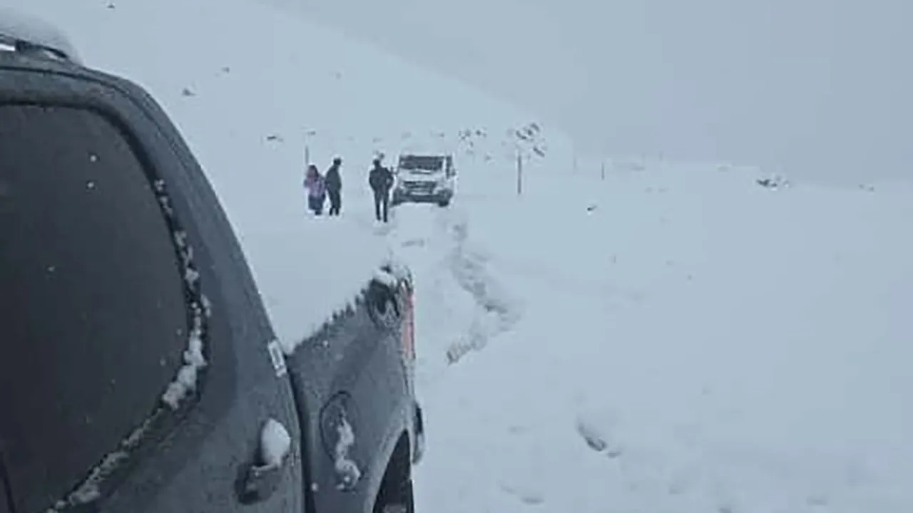 Hakkari'de 2600 rakımlı bölgede mahsur kalan yolcular belediye ekiplerince kurtarıldı