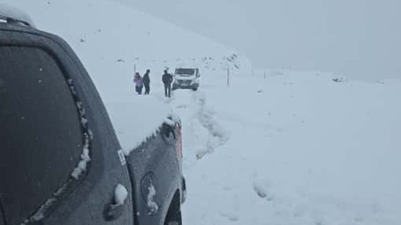 Hakkari'de 2700 rakımlı Şivekür Tepesi yolu kar ve tipi nedeniyle ulaşıma kapandı