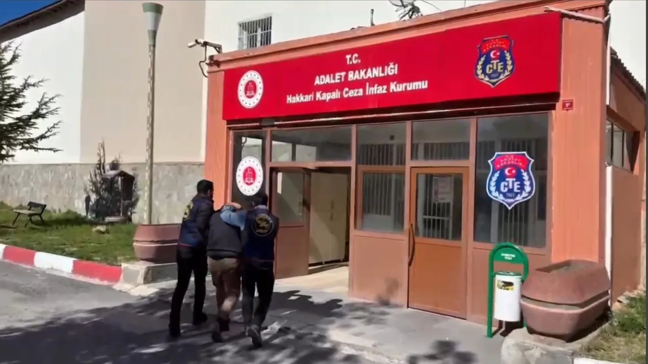 Hakkari'de 9 yıldır firari olan Ç.B. yakalandı; 31 yıl kesinleşmiş hapis cezası bulunuyor