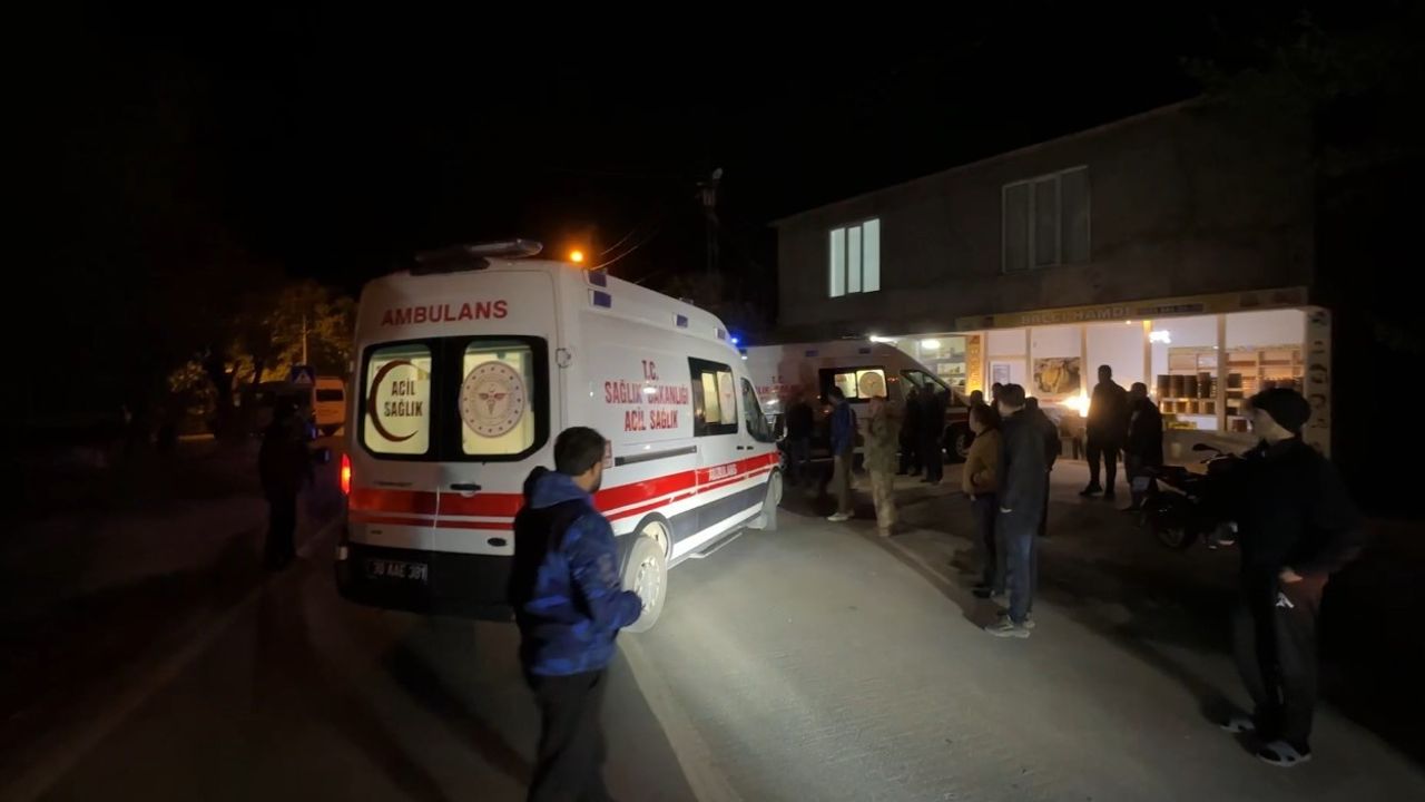 Hakkari'de Erziki Köprüsü'nden dereye düşen otomobilde 2 kişi yaralandı