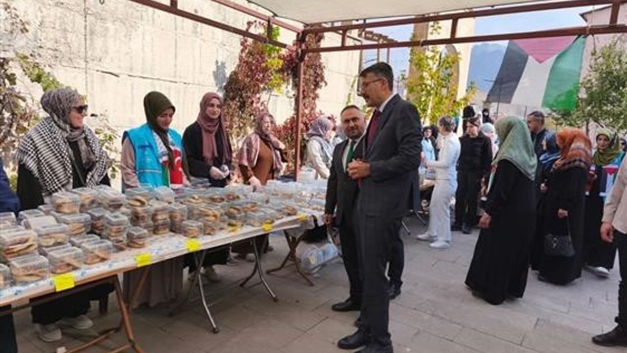 Hakkari'de Gazze yararına düzenlenen 'Hayır Çarşısı' yoğun ilgi gördü