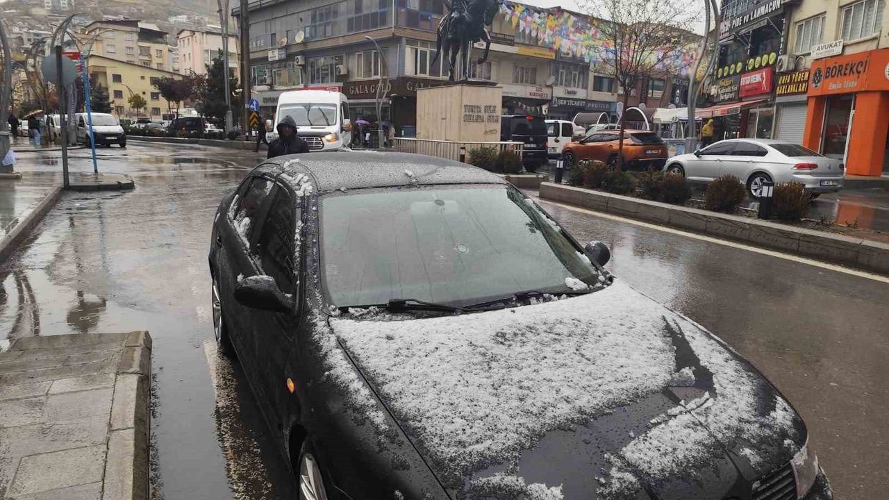 Hakkari'de merkezde yağmur, yüksek kesimlerde kar etkili oldu