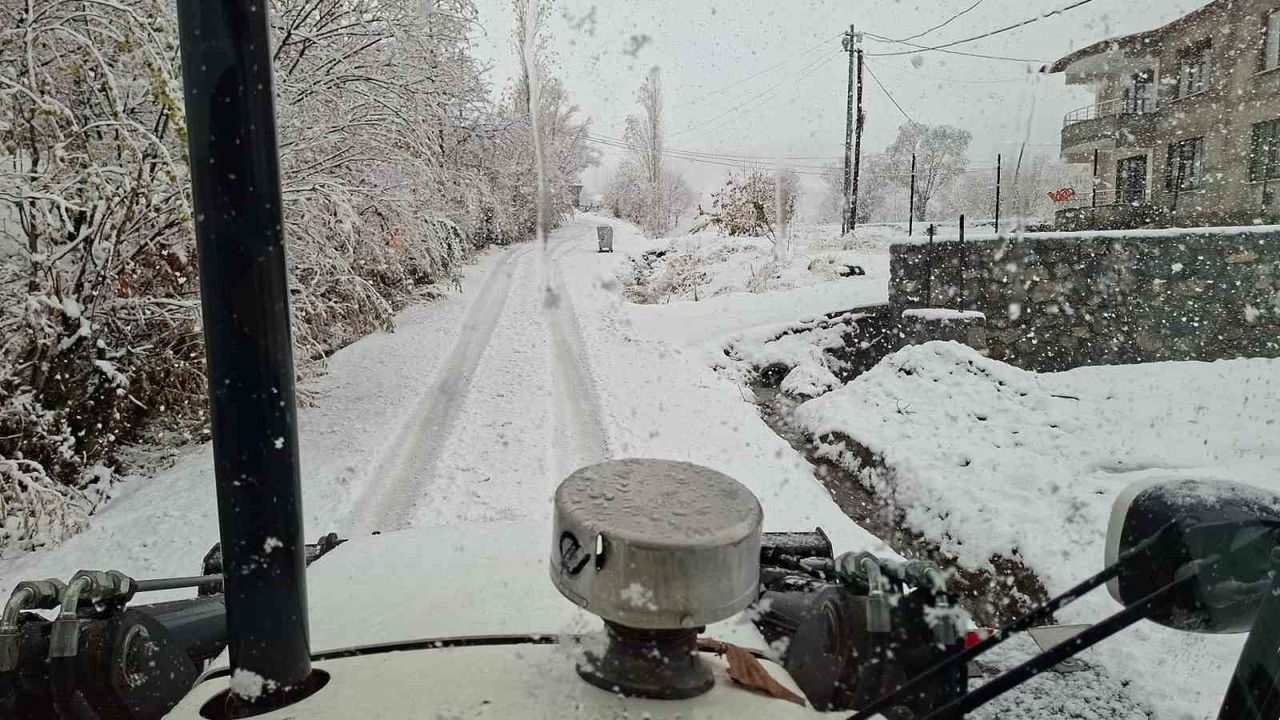 Hakkari'de mevsimin ilk karı düştü