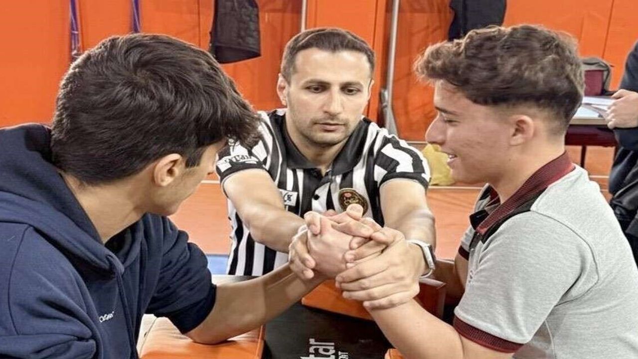 Hakkari'de Okul Sporları Gençler Bilek Güreşi İl Birinciliği Finali Tamamlandı