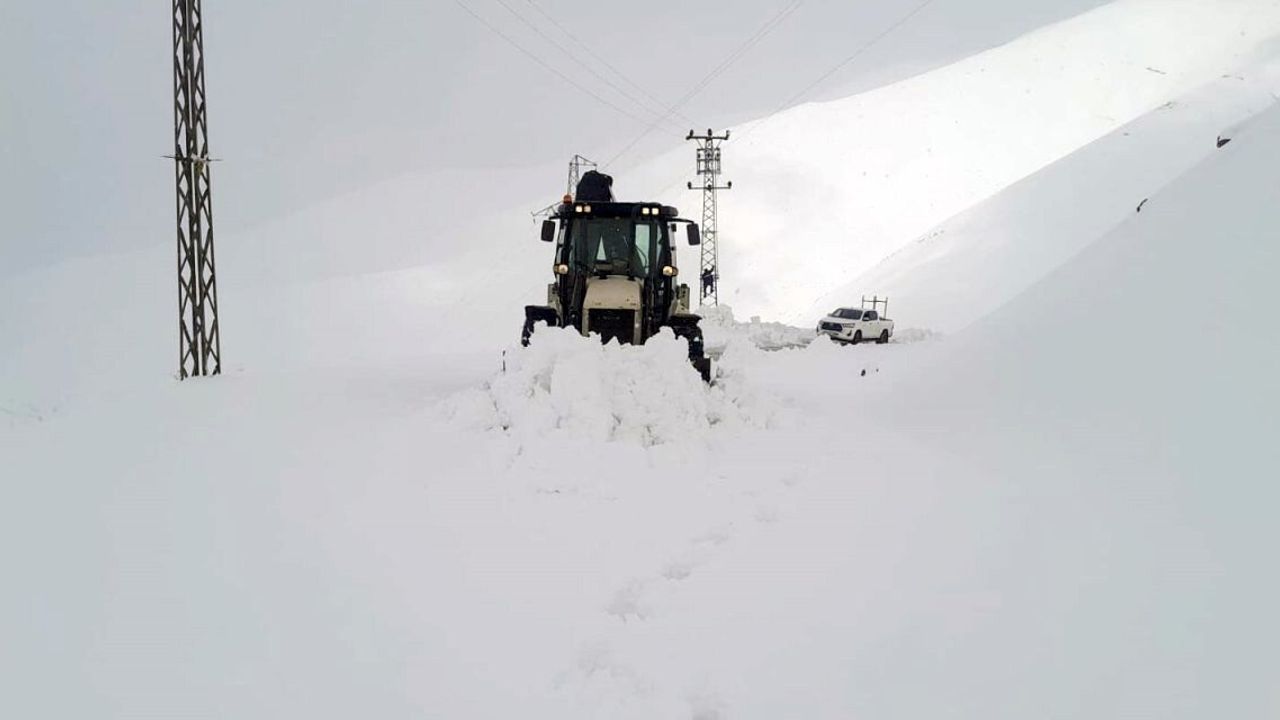 Hakkari'de Yoğun Karla Mücadele: 9 Köy ve 21 Mezra Yolu Ulaşıma Açıldı
