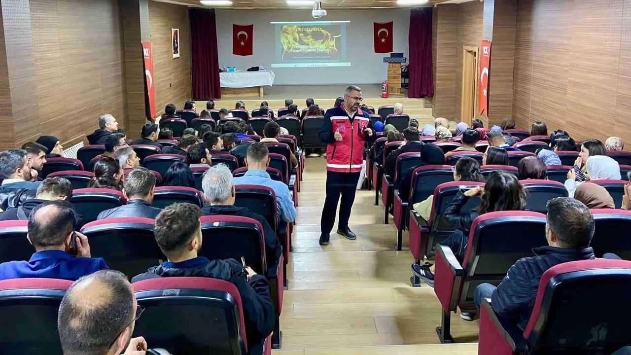 Hakkâri'de Yüksekova ve Çukurca öğretmenlerine yangın ve arama-kurtarma eğitimi