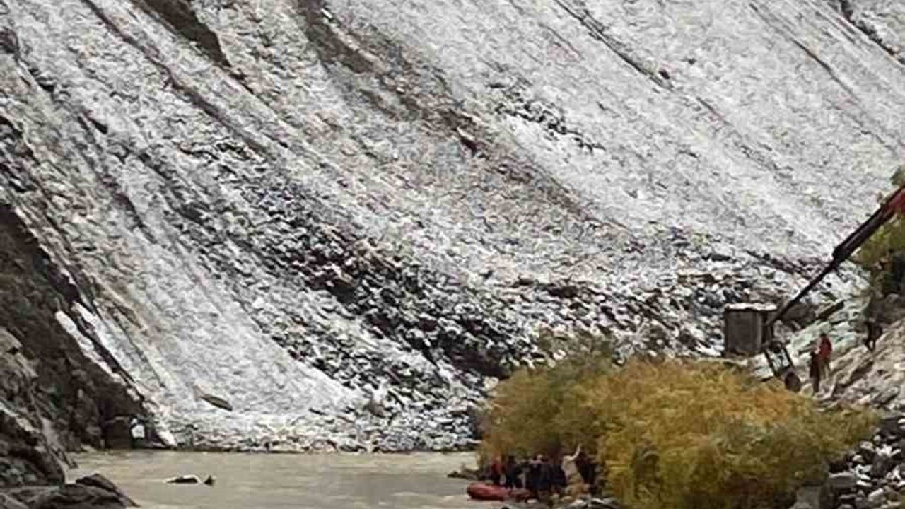 Hakkari'de Zap Suyu'na Uçan Araçtan 4 Madenci Kurtarıldı