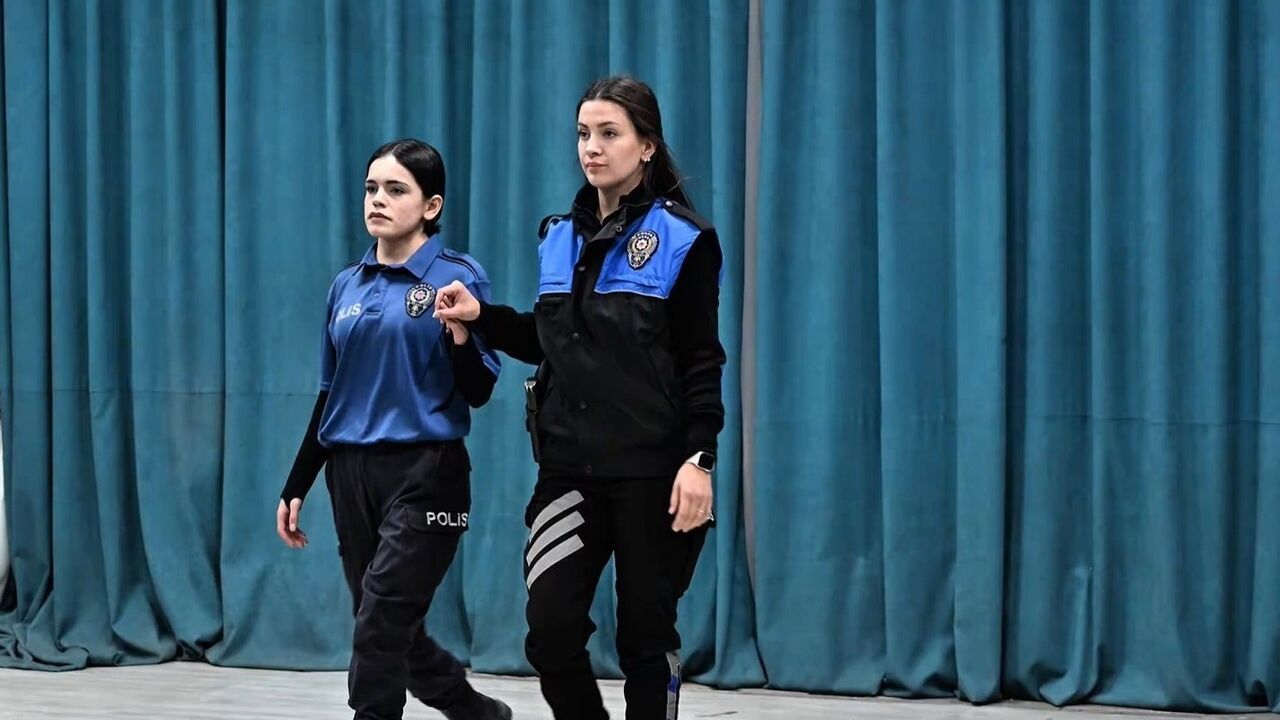 Hakkari Emniyeti, 25 Kasım'da Tiyatro ve Sergiyle Kadına Yönelik Şiddete Dikkat Çekti