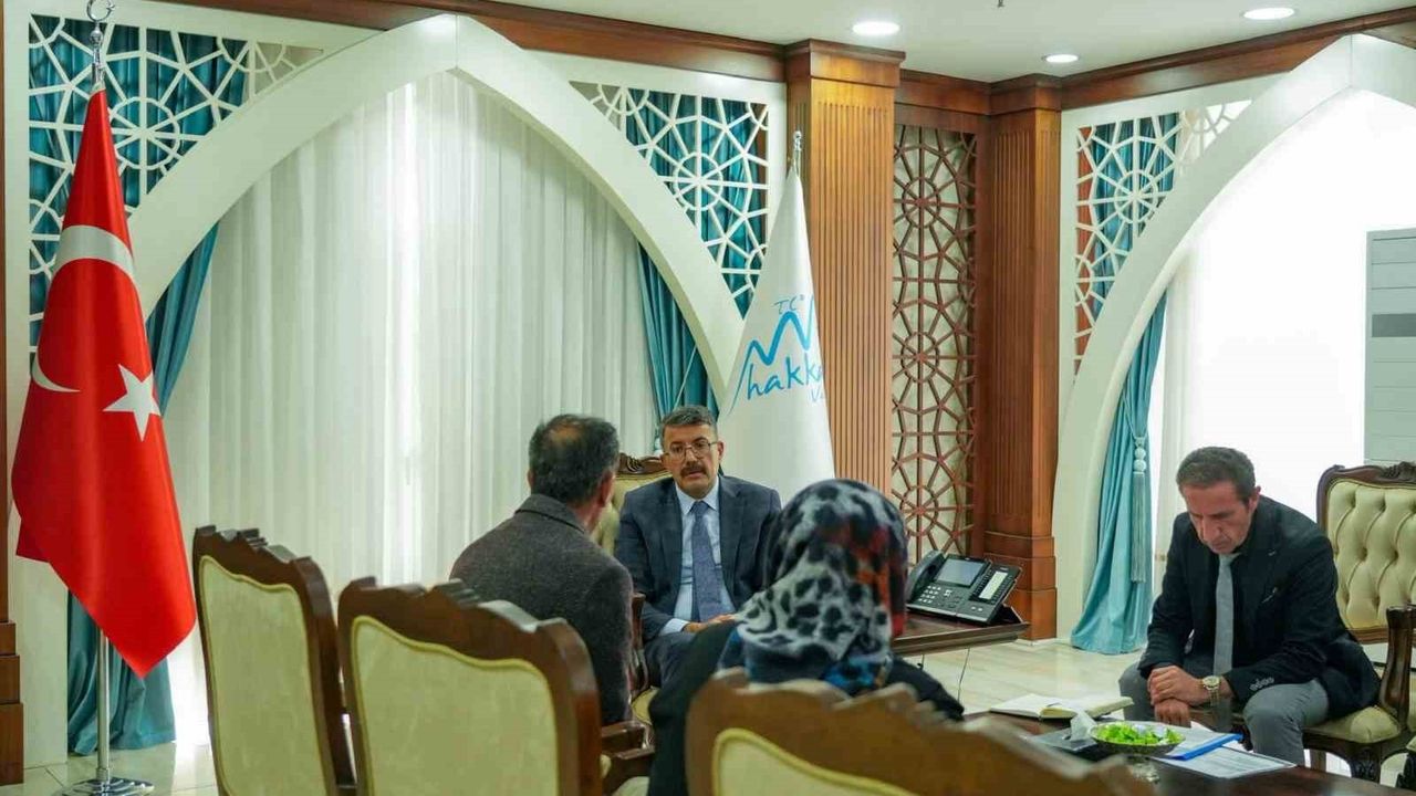 Hakkari Valisi Ali Çelik Makamında Vatandaşların Taleplerini Dinledi